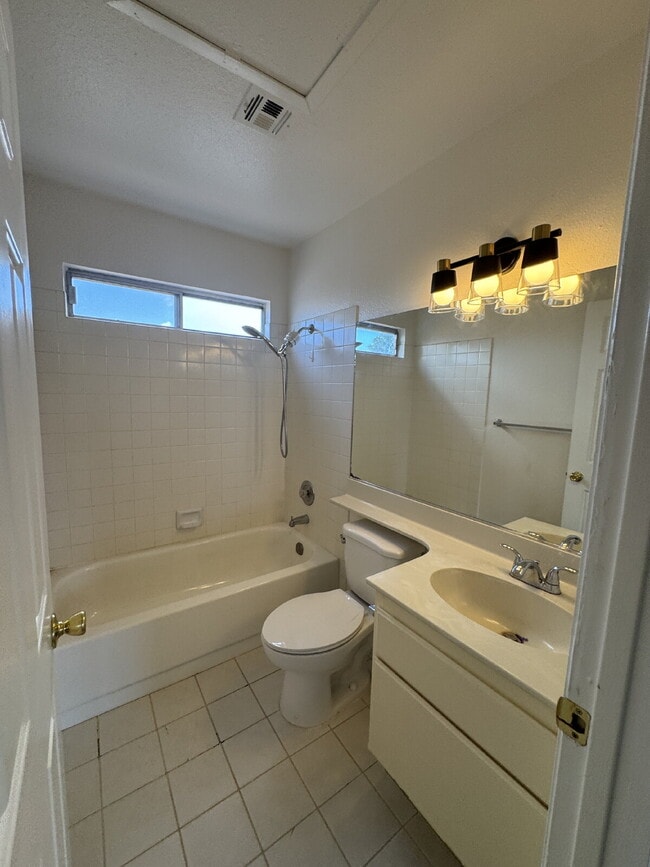 Building Photo - 3 Bed, 2 1/2 Bath Henderson