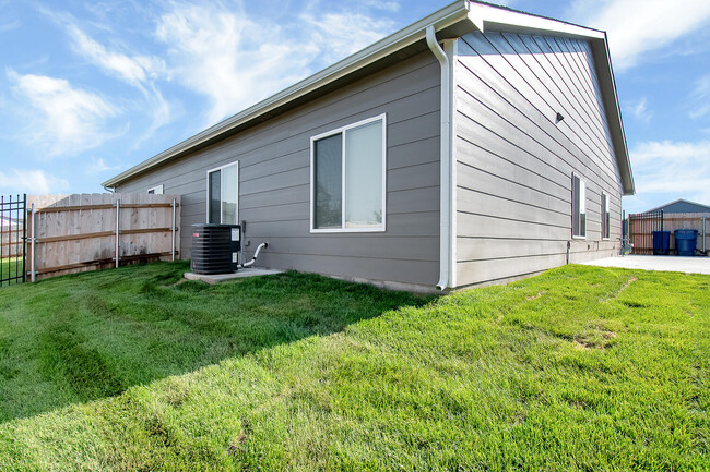 Building Photo - 1341 Azena St