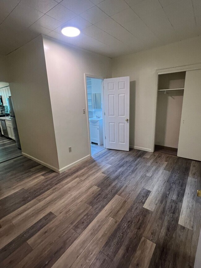 Building Photo - 4 bedroom town house 2 bathrooms