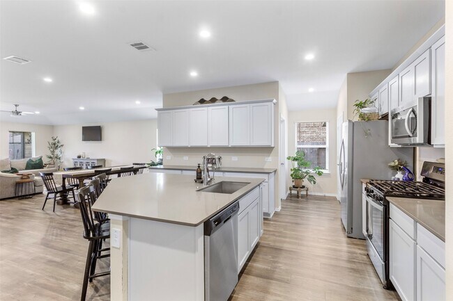 Building Photo - 1008 Llano Trl