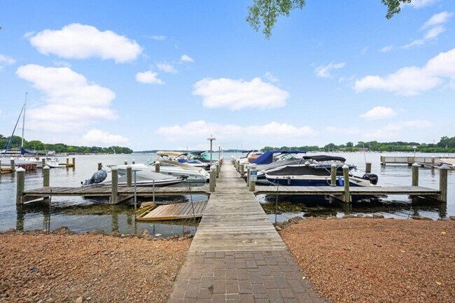 Building Photo - Spacious Main-Level Living in the Heart of Excelsior