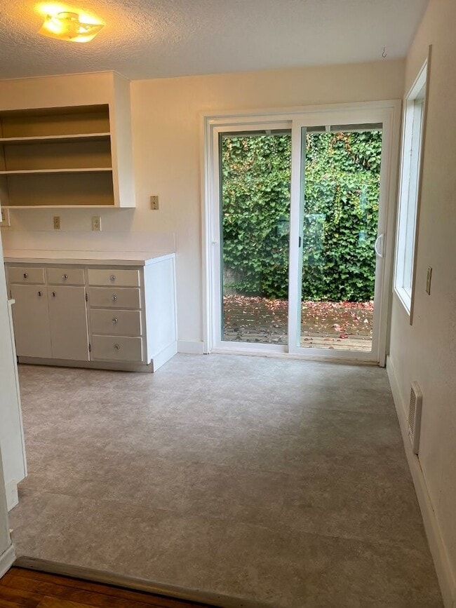 Building Photo - Adorable White Salmon Home!