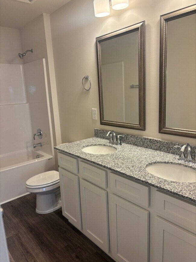 Building Photo - SPacious 3 bedroom 2 1/2 bath home