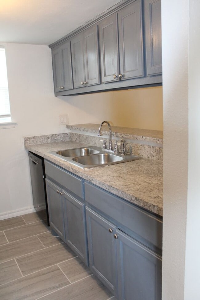 Building Photo - 2 bed & office on the South Side!