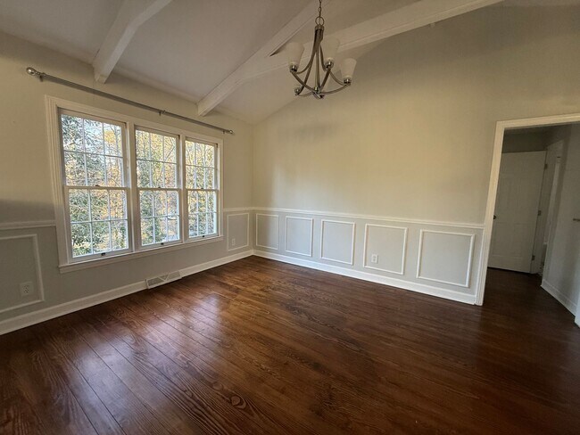 Building Photo - 2 Bedrooms, 2 Bathrooms - Home in Maplewood!