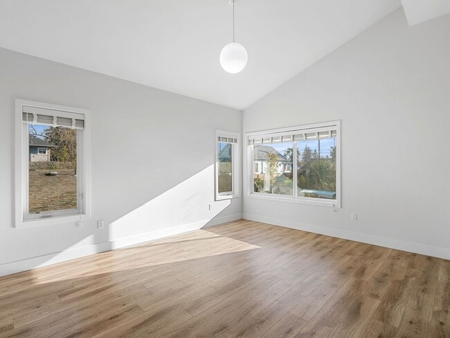 Building Photo - 4 bed/3.5 Bath Townhouse in Richmond Neighborhood, SE Portland