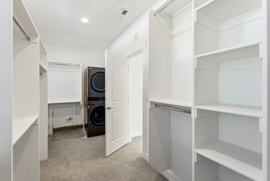 Building Photo - 3342 Santa Fe Rd