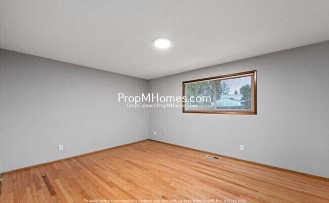 Building Photo - Spacious Three Bedroom Home in Milwaukie!