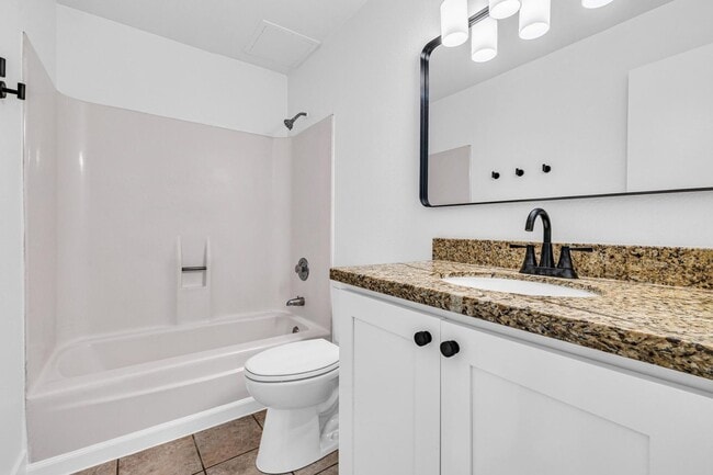 Building Photo - 6 bed/ 3.5 bath