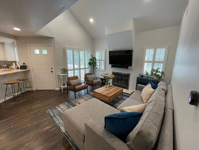 Building Photo - **Coming Soon** 2-Level Loft Condo with Re...