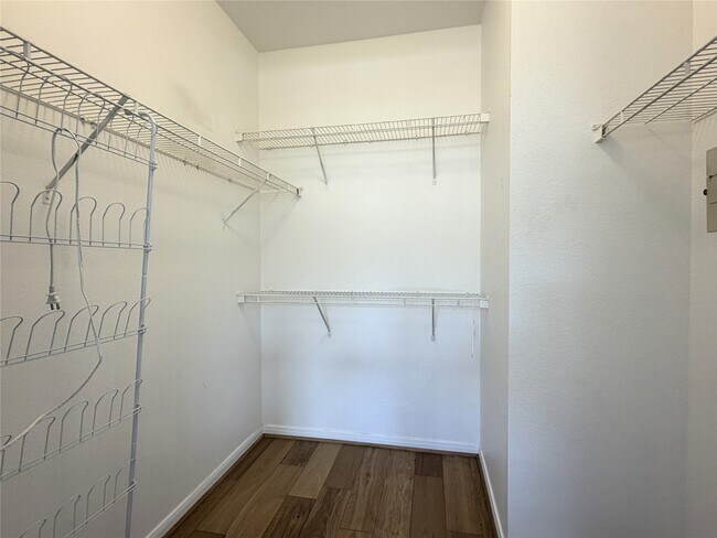 Building Photo - 7575 Kirby Dr