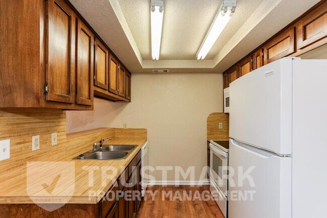 Building Photo - 2701 Bermuda Dr