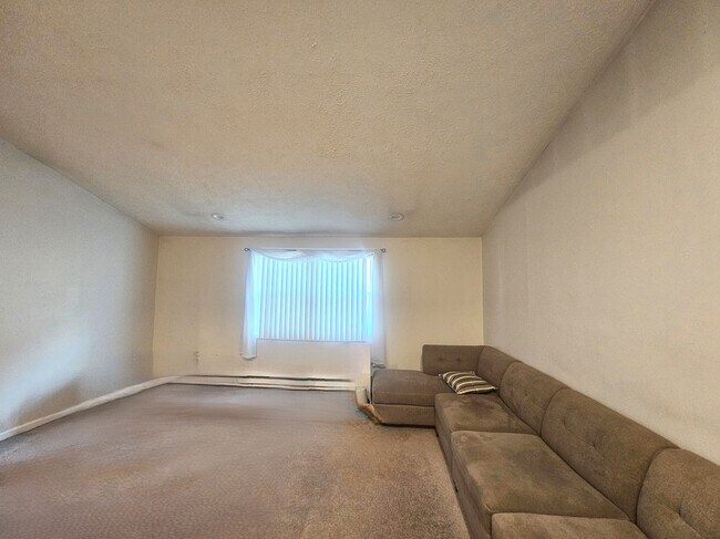 Building Photo - 208 Sanderson St