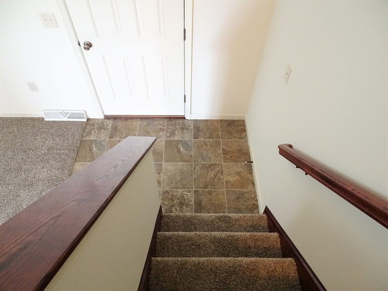 Building Photo - 336 Meadow View Dr