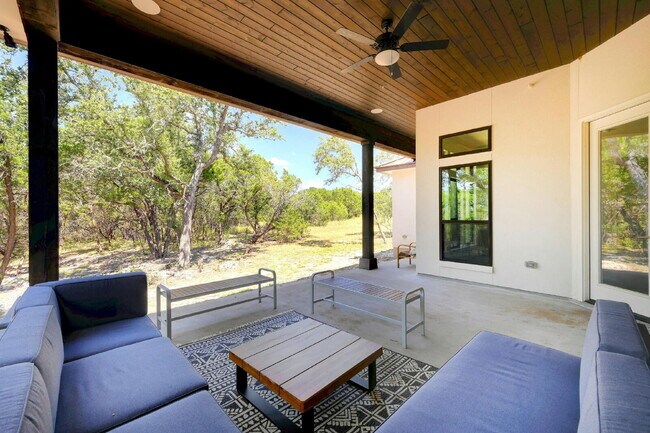 Building Photo - Spacious 4-Bed Oasis at this Canyon Lake Gem!