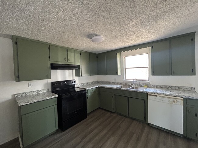 Building Photo - 418 S Carbon Ave