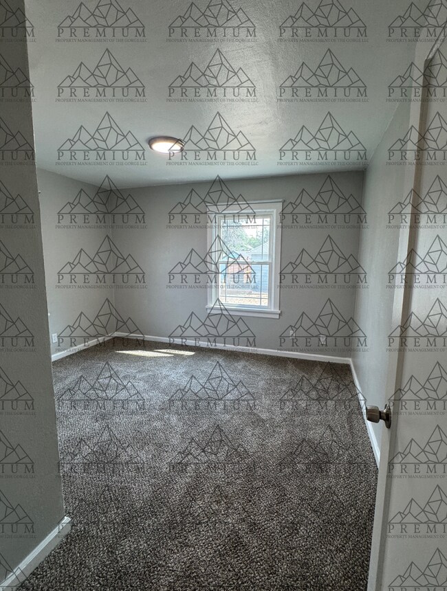 Building Photo - Large 4 Bedroom 2 Bath