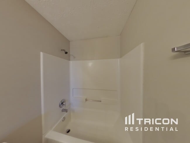 Building Photo - 2556 Tolliver Dr