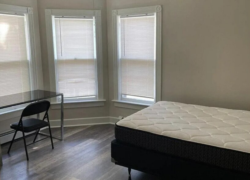 Building Photo - 35 Oak St