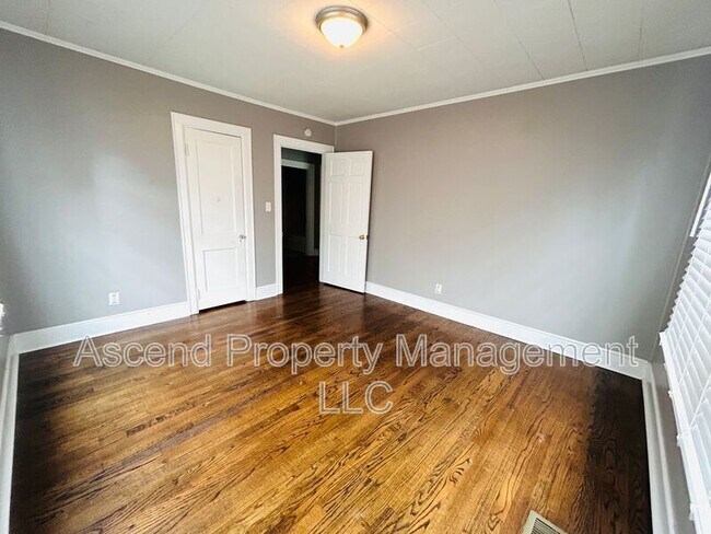 Building Photo - 215 S Moore Rd