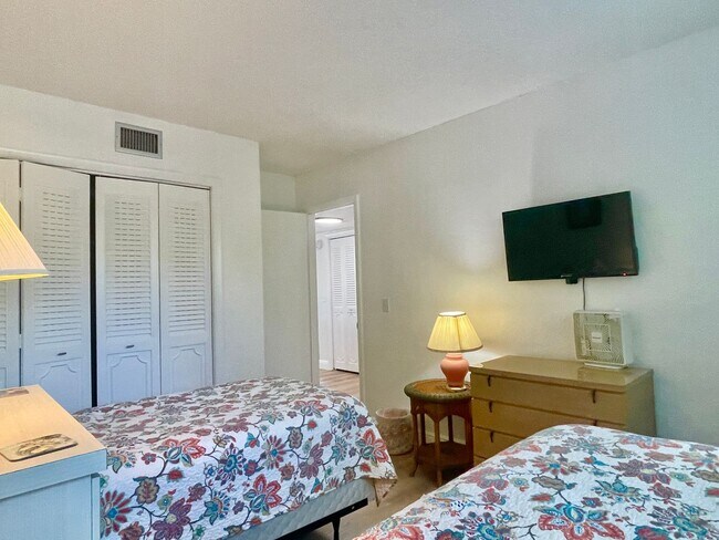 Building Photo - Available MAY - DEC 2026 Fully Furnished Turn Key 2 BR 2 BA inc Utilities Heart of Downtown Vero!...