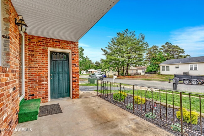 Building Photo - 14 Santiago Dr W