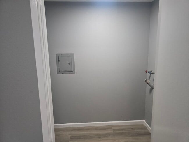 Building Photo - Large 1 Bed 1 Bath Condo