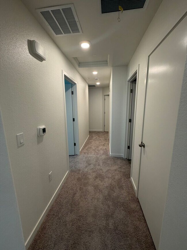 Building Photo - Beutiful Brand-New home for rent in Corcoran