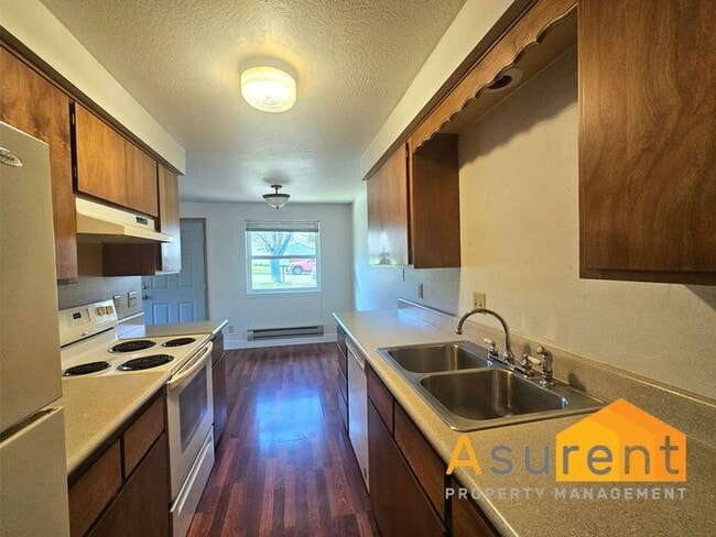 Building Photo - Charming 4-Plex 2 Bedroom 1 Bathroom Unit Available Soon!