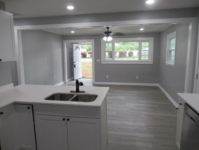 Building Photo - Cute, remodeled 3bd 1ba house
