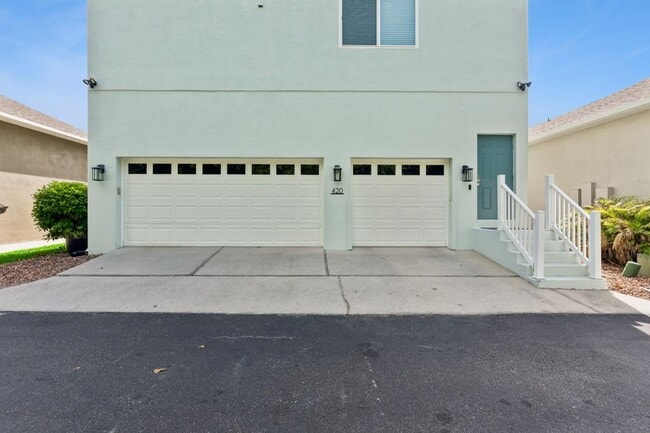 Building Photo - 420 Park Lake Dr