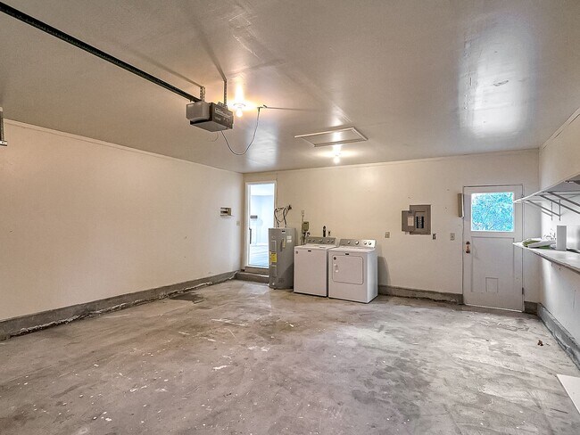 Building Photo - Coming soon! Remodeled 3-bdr/2-bath Overlook ranch w/ fireplace, excellent location