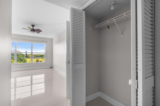 Building Photo - 3050 N Palm Aire Dr