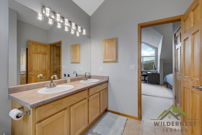 Building Photo - Spacious Townhome with Amazing Views