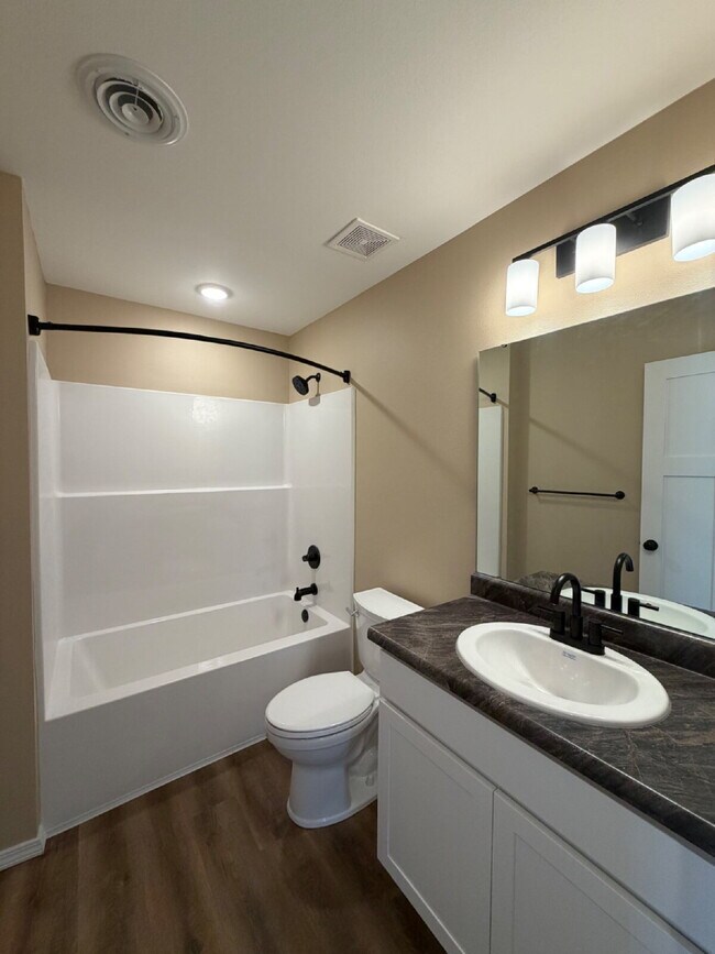 Building Photo - 4BR Duplex - Modern Energy Efficiency!!!