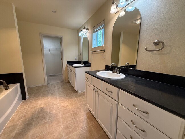 Building Photo - 4 Bedroom DuPont Home for Rent