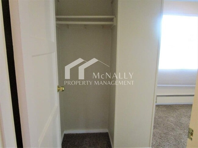 Building Photo - 2 Bedroom 1 Bathroom Townhome in Downtown ...