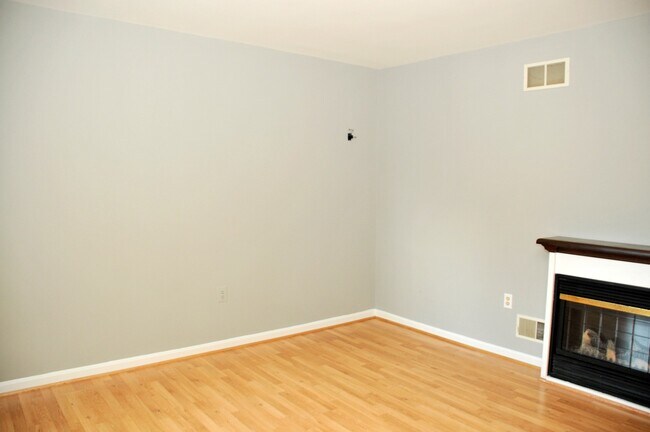 Building Photo - Charming End-Unit Townhouse in Mt. Airy Manor Community