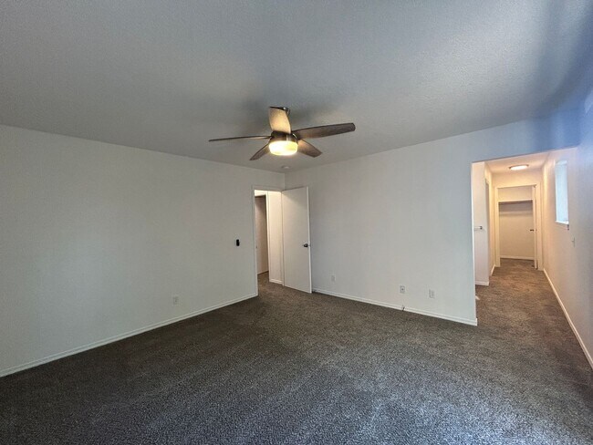 Building Photo - 1073 NE Hidden Valley Dr