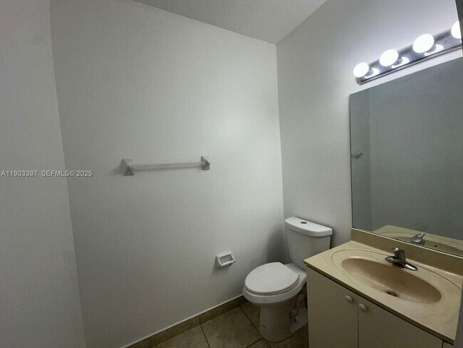 Building Photo - 1712 SE 31st Ct