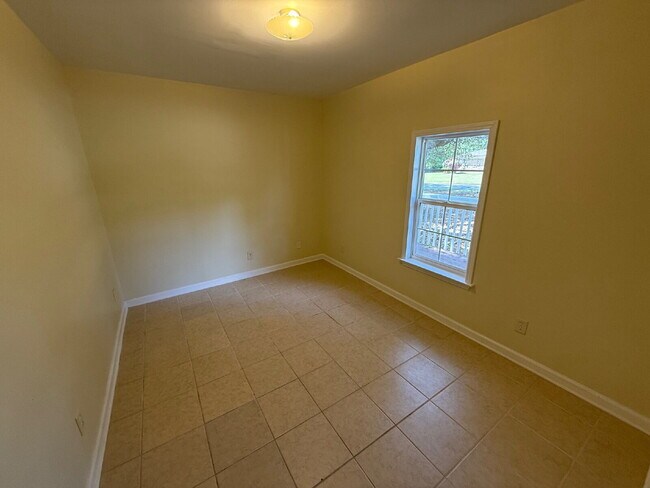Building Photo - Nice 5 bedroom , 3 bath home located in Mobile.  $75 per applicant