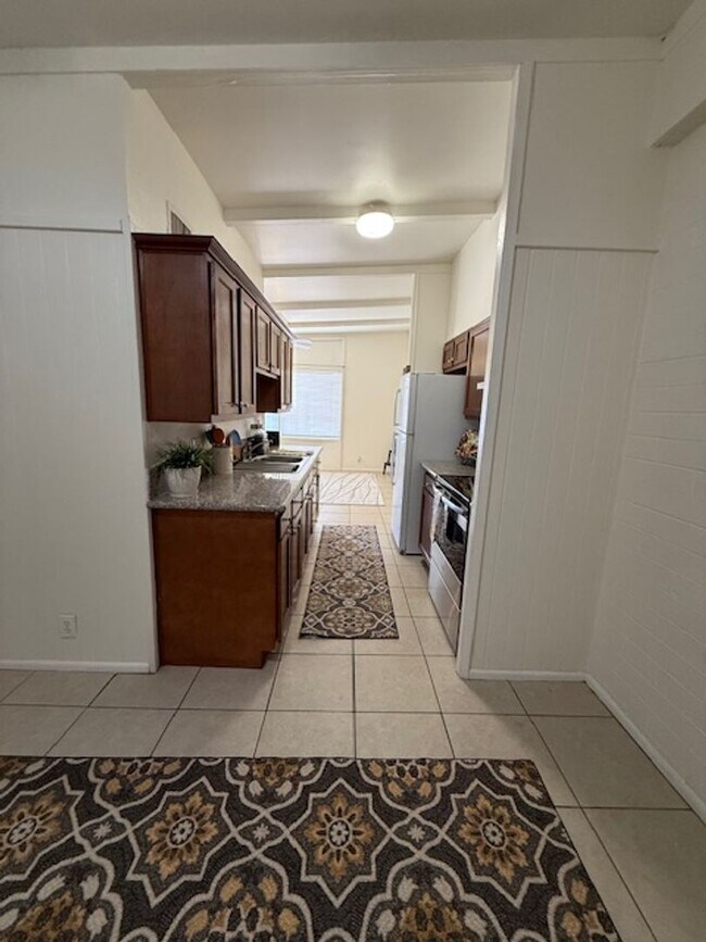 Building Photo - Freshly Updated 2 Bed / 1 Bath Apartment in Glendale!