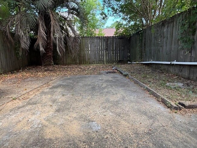 Building Photo - 3 Bedroom Townhouse available in Ashley Vi...