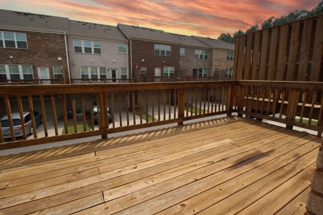 Building Photo - 660 Sunset Dr