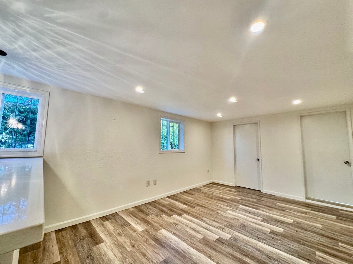 Building Photo - 1054 24th St