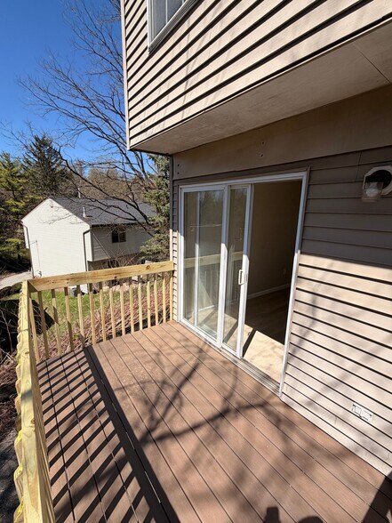 Building Photo - 1011 Pinoak Ct