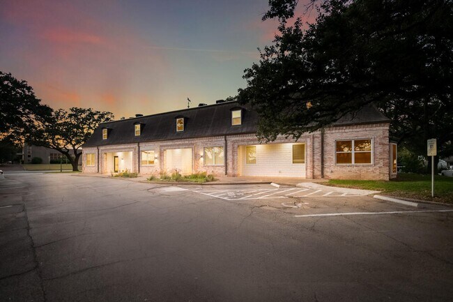 Building Photo - The Courtyard Lofts ~ Two Bedroom Apartment