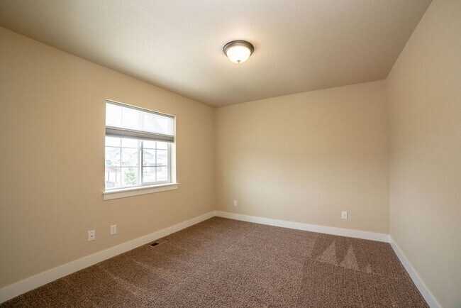 Building Photo - Bright & Spacious 3 Bed + Loft | 3-Car Garage in North Fort Collins