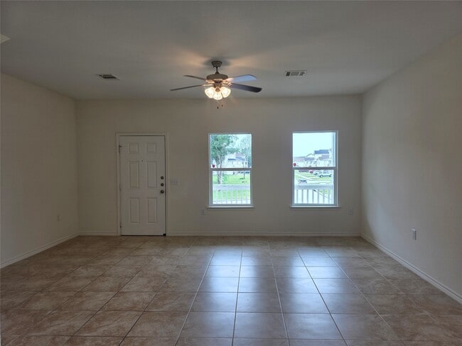 Building Photo - 6102 White Oak Dr