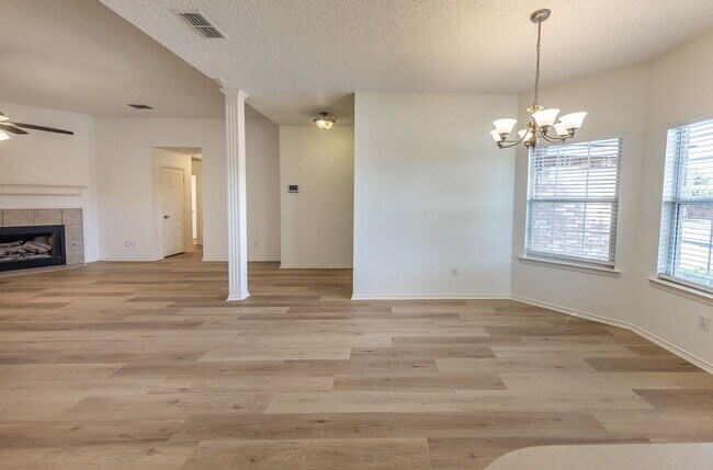 Building Photo - 3 Bed 2 Bath Move In Ready!